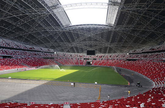 新加坡国家体育场拥有19,500平方米的伸缩式屋顶,可在20分钟内展开或